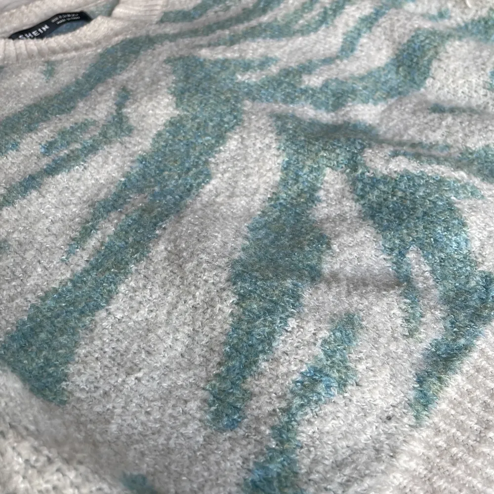 En lite croppad stickad tröja från SHEIN, väldigt skön men lite kort för mig🦋. Stickat.