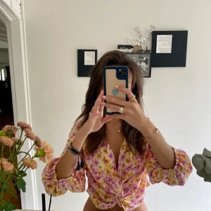 Sommar blus - Säljer denna jätte söta blus/topp perfekt till sommaren!!💖💖