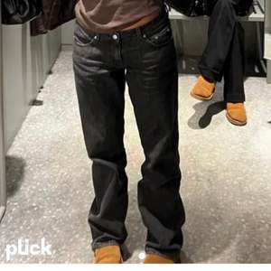 Skit snygga svarta jeans med en perfekt baggy passform med raka ben!!! 🤩🤩 Köpta för 300kr, och knappt använda!! ✨👍🏻 Storlek 38 men passar XS-M!! 💕 Första bilden är lånad, bild 2&3 är egna bilder!! 🤝🏻