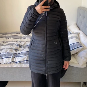 PARAJUMPER IRENE - Parajumper i nytt skick, använt i en säsong och säljer pga ingen användning. Varmaste jackan jag haft och väldigt fin. Priset kan även diskuteras!