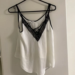 Topp i storlek xs - Topp från Tally Weijl i storlek xs, använd fåtal gånger så den är i bra skick 