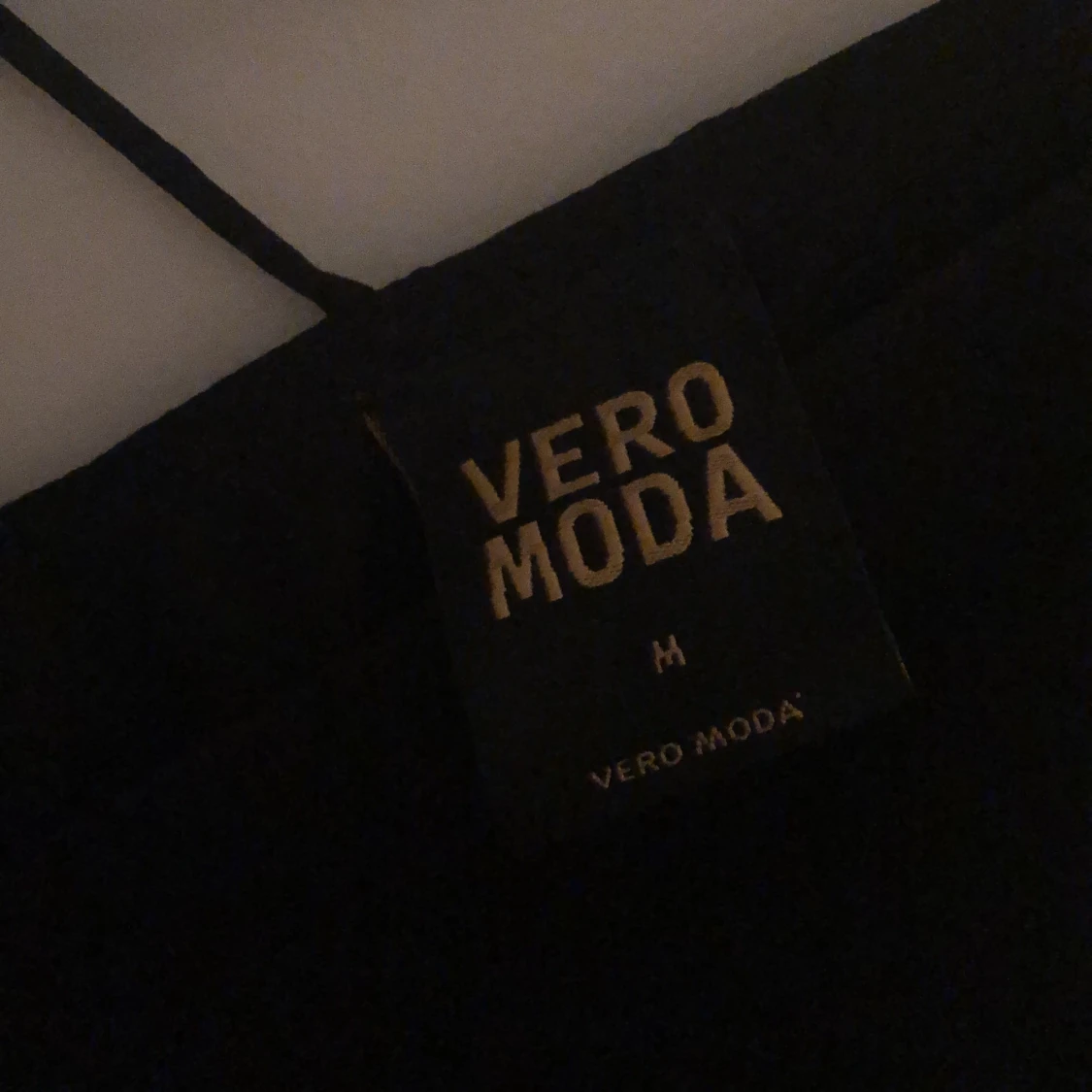 Svart klänning med glitterdetaljer - 91