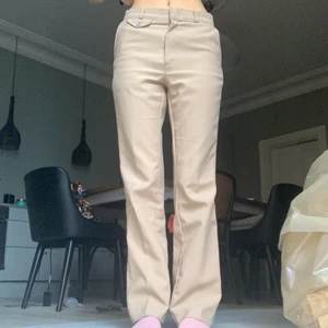 Kostymbyxor  - Snygga beiga kostymbyxor!