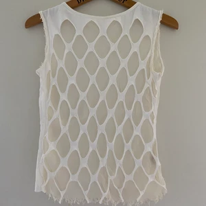 Linne No.l.ita - Topp från det italienska märket No.l.ita. Storlek L men är liten i storleken mer som S/M.   Läs mer om märket här: https://www.millami.com/marken/k-till-o/no-l-ita 