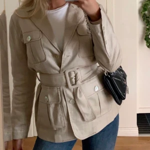The Zoe jacket  - Beige linnekavaj från L’Academie. Köpt för 2700kr. En knapp saknas på kavajen men finns en extra som man kan sy fast själv. 
