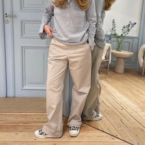 Weekday jeans beige  - Weekday jeans som är nästan nya, köpta här på Plick men har dessvärre inte komigt till använding, super skick förutom sömnen längst ner som är uppsprättade💞 första bilden är ett par liknande byxor!!
