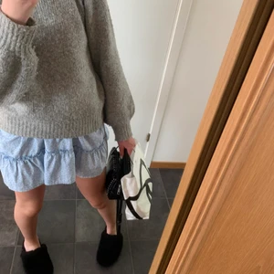 Kjol  - Blå kjol med blommor! 