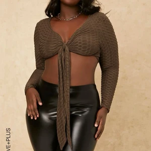 Brun topp - Helt ny. Lappen kvar och aldrig använd🥰 Passar flera storlekar M-XL