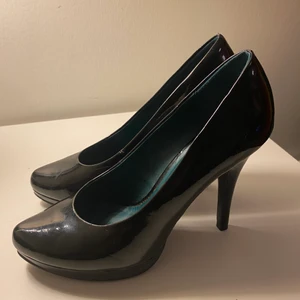 Fina skor  - Använt två gånger men är nya annars