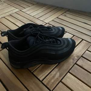 Nike skor i använt skick men välskötta. Andra bilden är tagen med blixt, därav reflexen. Köpare står för frakt.