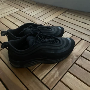 Nike airmax 97 - Nike skor i använt skick men välskötta. Andra bilden är tagen med blixt, därav reflexen. Köpare står för frakt.