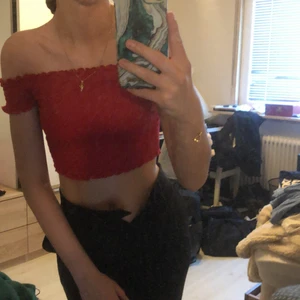Röd off shoulder topp - Snygg topp som inte längre kommer till användning 
