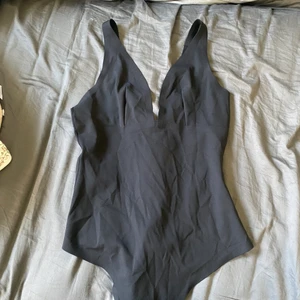 Bodyshape  - Sitter tajt, formar kroppen under klänning tex