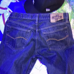 Davys vintage byxor - Ett par vintage byxor som är i hysat skick men är sliten längst ner på byxorna men man kan sy upp de. 