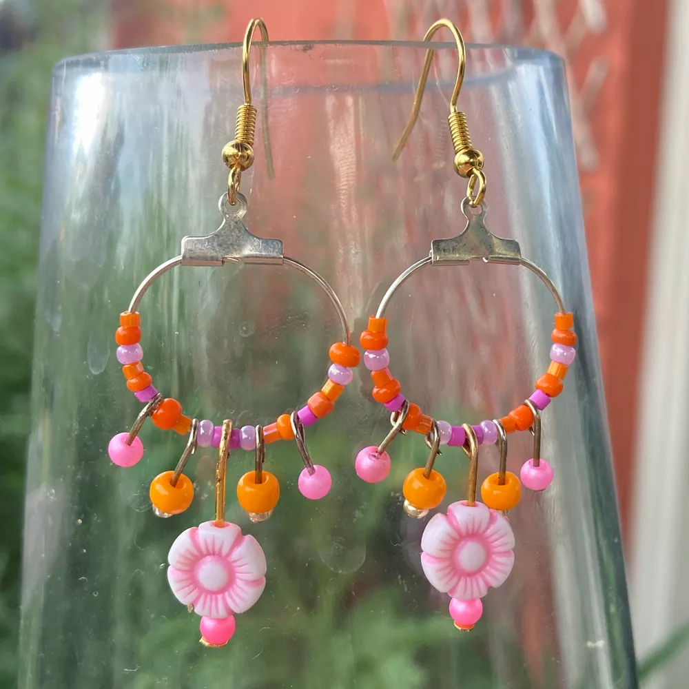 Orange rosa örhängen med rosa blomma🌸🌸🌸. Accessoarer.