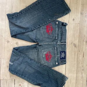 Victoria Beckham jeans  - Intressekoll på mina assnygga och trendiga Victoria Beckham jeans❤️ kap för långa tjejer som jag och ett av mina favojeans❤️ Modellen är bootcut och lågmidjat💓 säljer pga av att de är för stora för mig tyvärr,  kom privat för fler bilder+ 