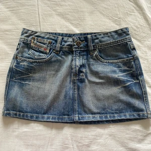 Diesel jeanskjol - Lågmidjad diesel jeanskjol köpt från tradera för ett tag sedan. Midjemått: 75cm. Kan inte visa hur den ser ut på eftersom den är för stor på mig.
