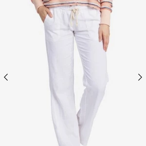 Linnebyxor från Roxy - Populära linnebyxor från Roxy som jag säljer då dom är för små för mig. Helt ny med lappen kvar. Köpt från originalbutik i USA. Frakt tillkommer eller kan mötas upp i Karlstad🥰