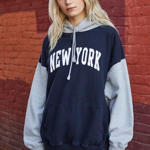 Brandy Melville hoodie - Säljer den här Brandy Melville hoodien som är mörkblå och grå, superfin men har andra jag använder mer 💕