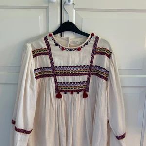Zara blus - En zara blus i storlek 170 från barnavdelningen, funkar utmärkt som S! Säljer då det inte längre är min stil.