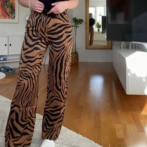 Byxor  - Skitnajs byxor i satin (?) eller något satinliknande material, använda på en fest så de är i princip nyskick! Kan hämtas i Telefonplan eller så står köparen för frakt 🌸🥰