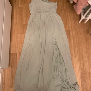Balklänning storlek 40 - Helt ny ljusgrön balklänning i storlek 40 från bubbleroom.