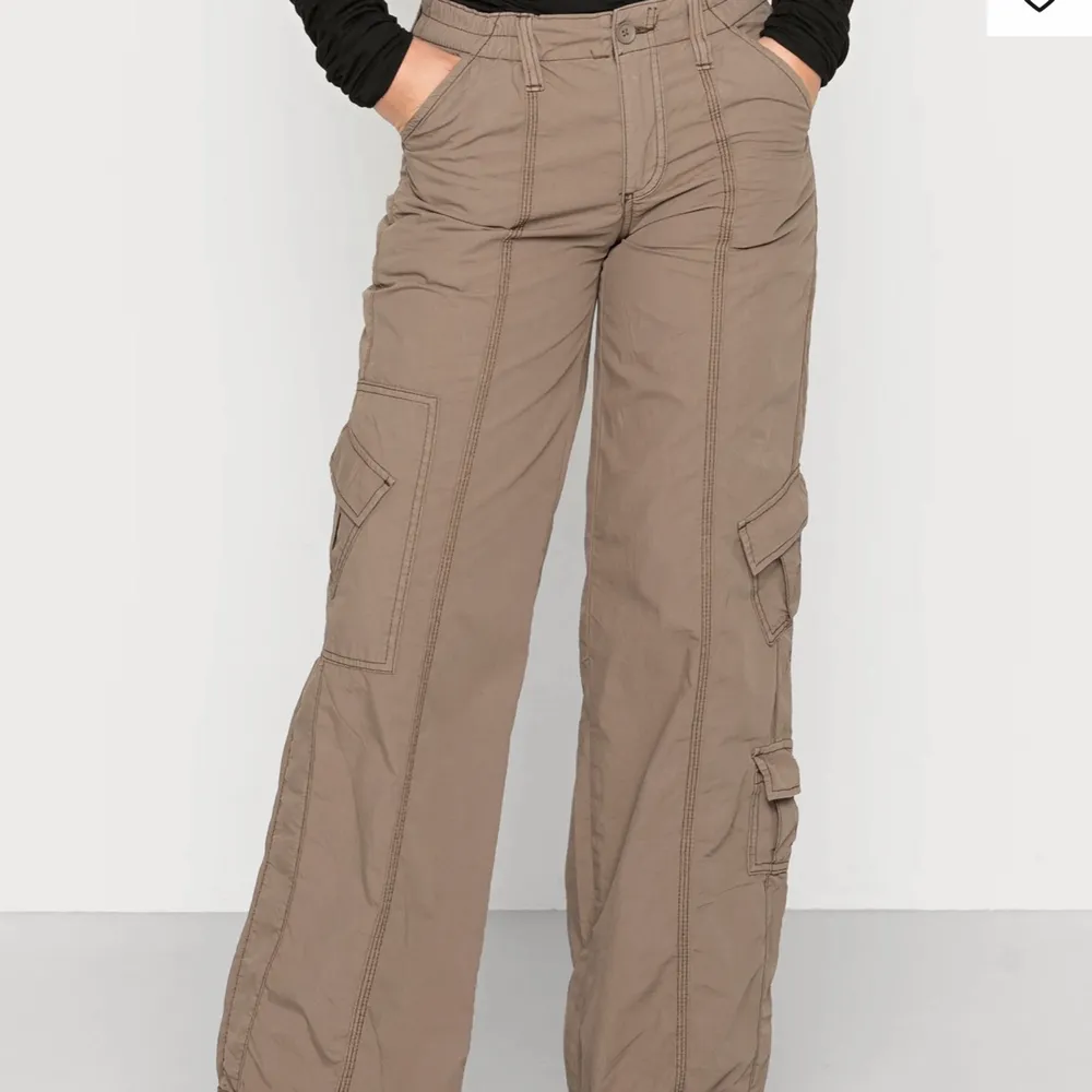 Cargobyxor från Urban Outfitters, köpta i våras men aldrig använda! ✨. Jeans & Byxor.