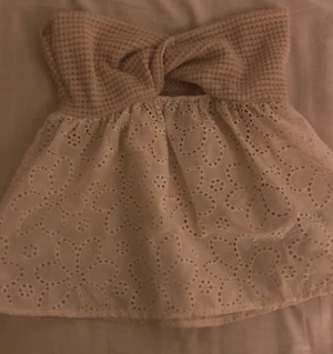 Topp - Intressekoll!!  på denna topp💕 helt ny, buda, säljer bara för bra pris! Frakten ingår inte i priset