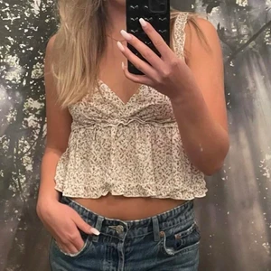 Linne - Jättefint sommar linne från shein, säljer då den är för liten. Storlek S. Originalpriset är 89kr och säljer för 50kr plus frakt. Helt oanvänd