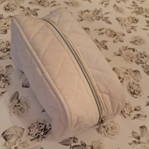 Nessecär  - En helt ny oanvänd vit super mjuk neccesär, säljer pga att den var fel storlek för mig! 😊