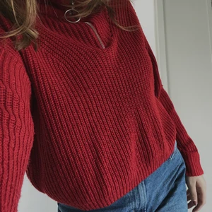 röd stickad tröja - lite croppad, stickad tröja från H&M. färgen är som på bild 2.endast liten defekt på ena armen (bild 3) och lite nopprig men som enkelt går att ta bort! strl S men kan passa xxs-m beroende på hur man vill att den ska sitta. köparen står för frakt (59kr) 💞