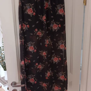 Lång kjol - Inbyggd mindre kjol innuti (se bild) med slits på sidan