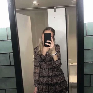 Zara klänning  - Super söt och fin klänning från zara som passar perfekt nu till sommaren typ aldrig använd och inga defekter.kan mötas upp eller frakt för 66 kronor❤️