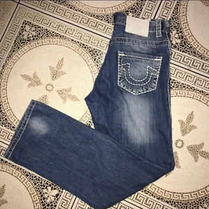 True religion (Size 32) - (Upplagd igen pga oseriös köpare) De är Size 32 men har sytt upp de lite så skulle säga att längden är 31, skriv ett meddelande så löser jag mått!   Byxorna passar nog både tjejer och killar.