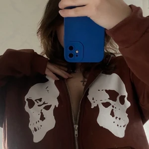 Skull zip-up hoodie - ‼️Lägger upp igen pga oseriöst köpare‼️ Säljer min super fina zip up hoodie med döskallar på Då den kommit till användning endast 2 gånger. Har även skelett tryck på ärmarna. Sitter oversized och är strl M. Passar även andra storlekar!💞