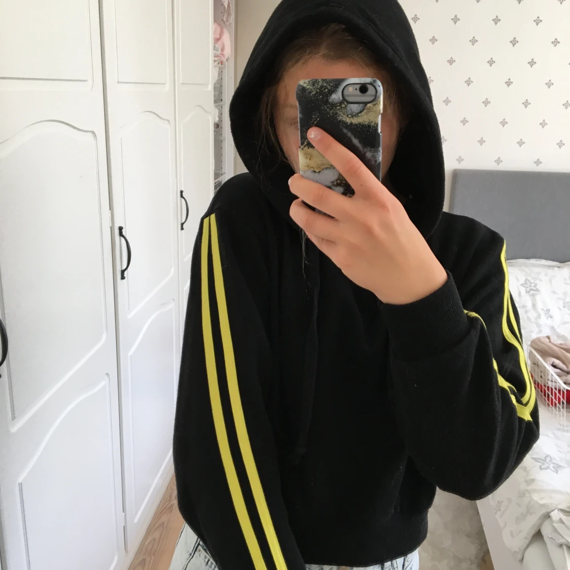 Svart hoddie med detaljer på ärmarna  - 90