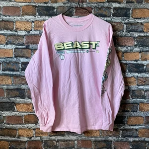 Rosa långärmad tröja - En fin rosa långärmad tröja från märket MrBeast.  I fint skick, inga fläckar eller slitage. För mått var god kontakta mig. Frakt sker via PostNord spårbart 57 kr 📦 Samfraktar gärna!