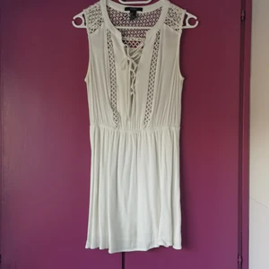 Klänning storlek S - Är en jättefin klänning som jag tyvärr inte kan ha på mig längre. Passar även folk som köper XS. Leverans kan snackas om 