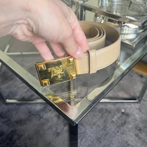 Prada bältet - Prada bältet i strl 90cm. Sparsamt använd, kommer med dustbag. 