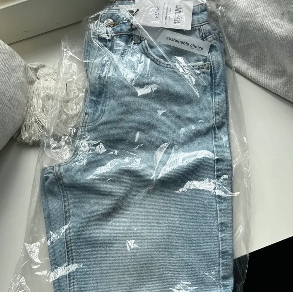 Hej! Nu säljer jag ett par jättefina blåa jeans!💓 De är helt nya och ligger fortfarande i förpackning. (lånade bilder), köpte de av en tjej.🍭De är i strl 36/S men de funkar också som XS😍Jag har xs/s 😘Hoppas någon vill köpa! 🙏🏻🌟 Skriv för fler bilder eller frågor👍🏻🥰 . Jeans & Byxor.