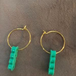 Örhängen  - Hejsan ! Här är ett par nya örhengen som jag säljer för 18kr✨✨✨