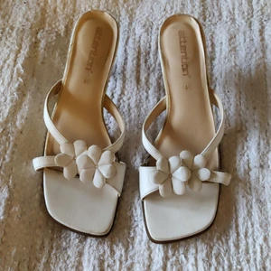 Sandalett i vitt - Lätt sandalett i vitt skinn. Står stl40 men passar även stl39