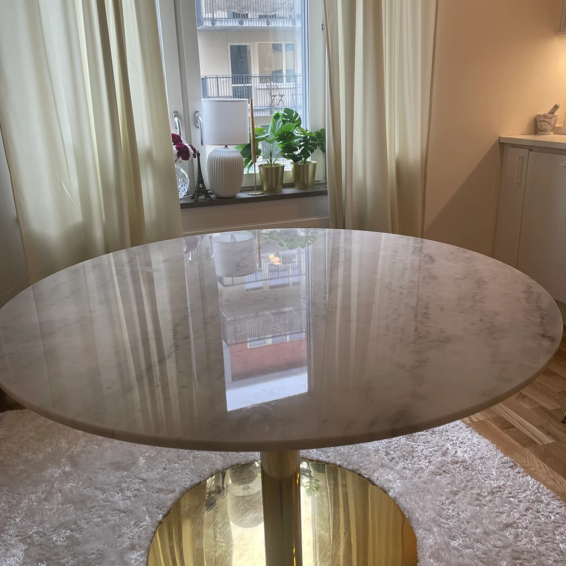 Marmor matbord med mässingben