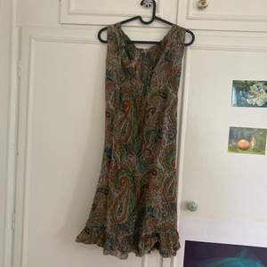 Mönstrad bohemisk klänning med volang längst nere. 80 kr + eventuell frakt