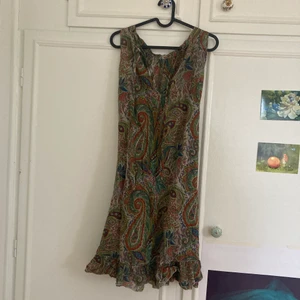 Klänning - Mönstrad bohemisk klänning med volang längst nere. 80 kr + eventuell frakt