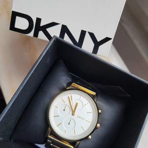DKNY klocka i guld från stjärnurmakarna. Är i väldigt bra skick, har bara snvänt enstaka gånger. Boxen och extra delar till armbandet följer med. 