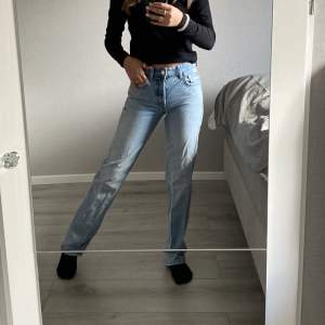 Super fina trendiga mid Rise jeans från zara i strl 32❣️ Säljer pga de är lite för små för mig. Helt nya och endast testade, prislapp kvar! Skriv till mig privat om du är intresserad❤️