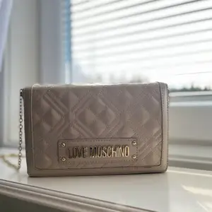 Hej! Jag säljer nu denna fina Love Moschino crossbodyväska då jag inte får någon användning av den. Har använts vid ett tillfälle, finns inga defekter på väskan. Dustbag medföljer. Originalpris: 1449kr