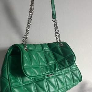 Säljer denna jättefina gröna handväska 💞💞kommer tyvärr inte längre till användning! Väldigt rymlig 