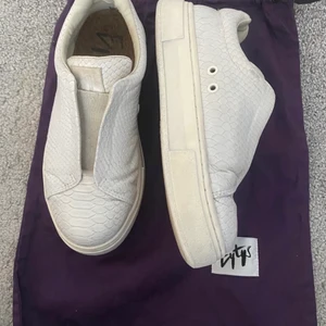 Eytys - Säljer dessa jättesnygga eytys, som är i fint men använt skick. Köpte dom här på Plick men dom va för små för mig, dessa skor säljs inte längre då dom är limited edition, skriv privat om du har några frågor💗